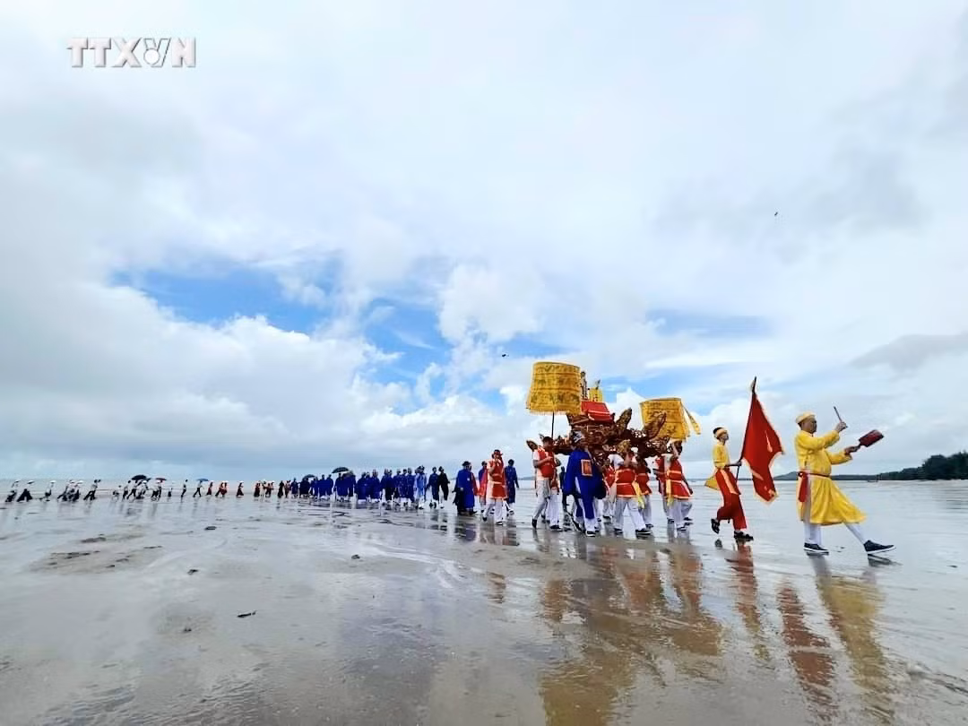 vna_potal_quang_ninh_le_hoi_dinh_tra_co_-_cot_moc_van_hoa_vung_bien_mong_cai_7468598.jpg