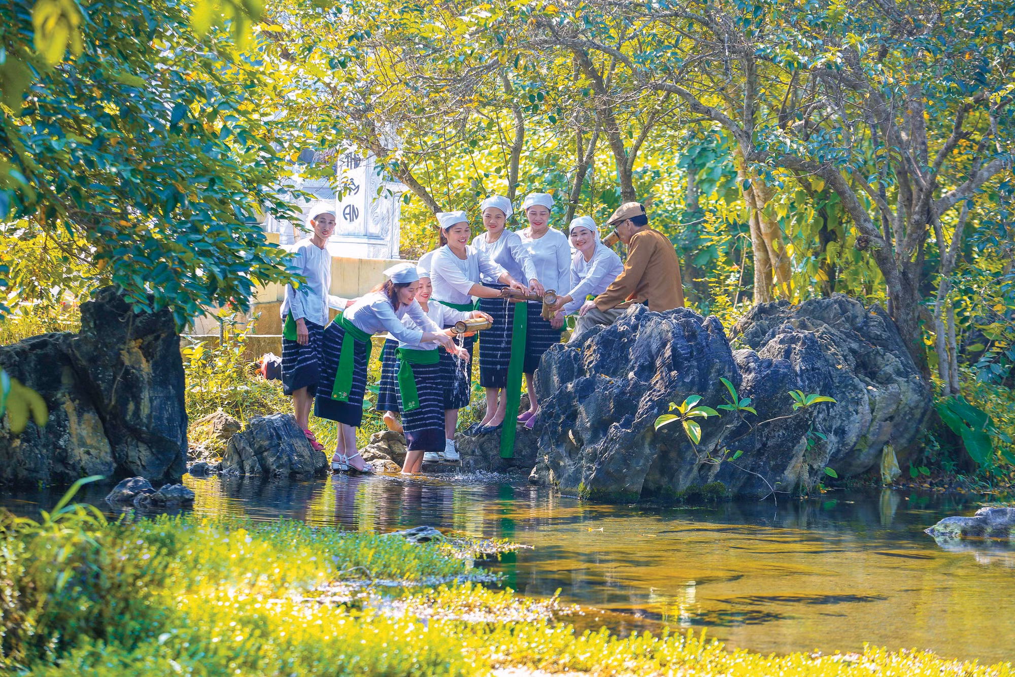 4-dan ca dan vu dan toc Tho-dinh tuyen-nghe an.JPG