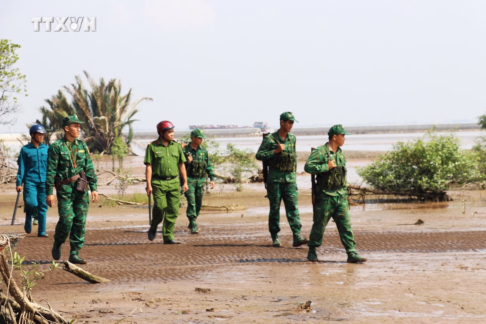vna_potal_tuan_tra_phong_chong_toi_pham_vung_bien_gioi_bien_o_tien_giang_7647628.jpg