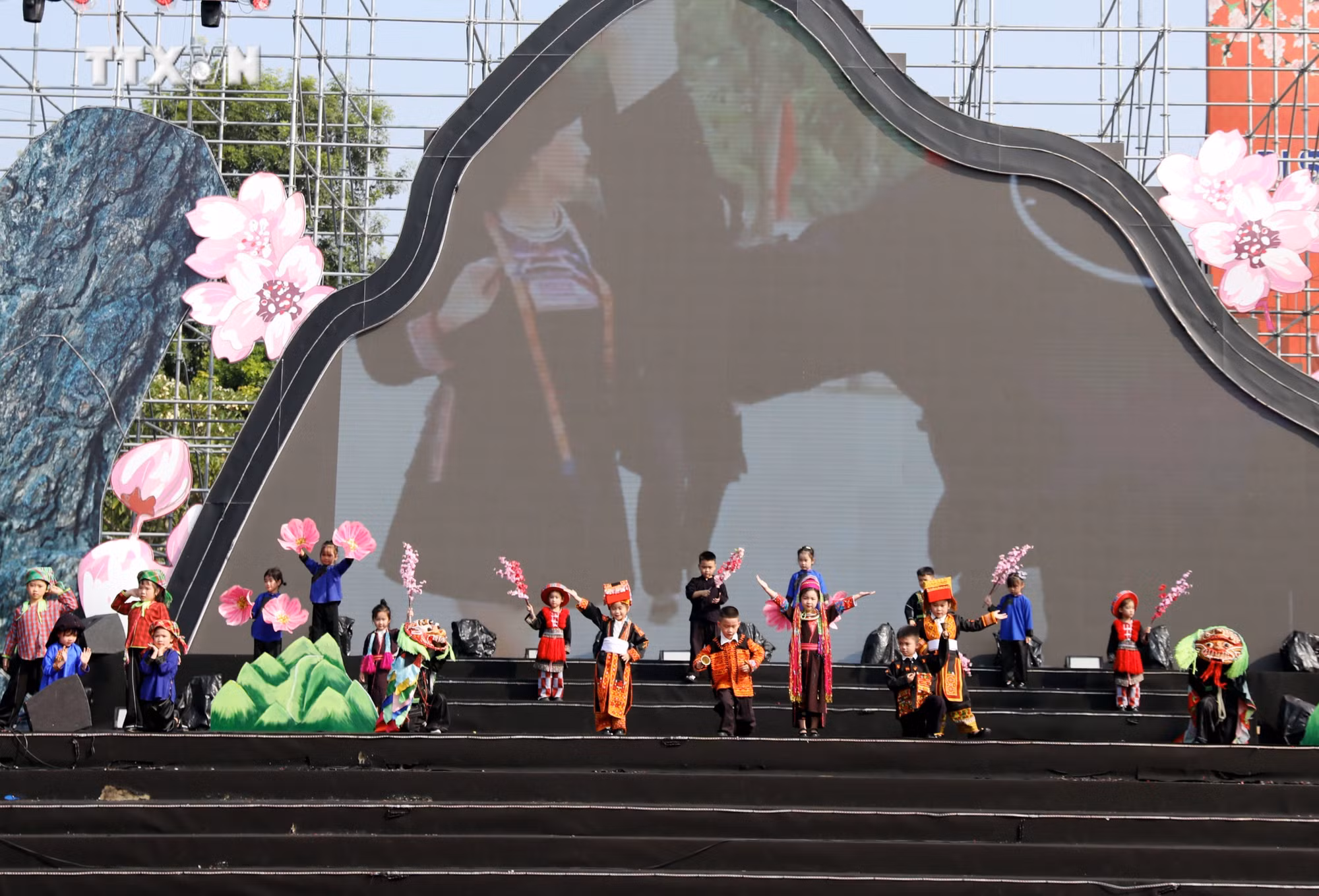 vna_potal_lang_son_lien_hoan_hat_then_dan_tinh_va_trinh_dien_trang_phuc_dan_toc_7648003.jpg