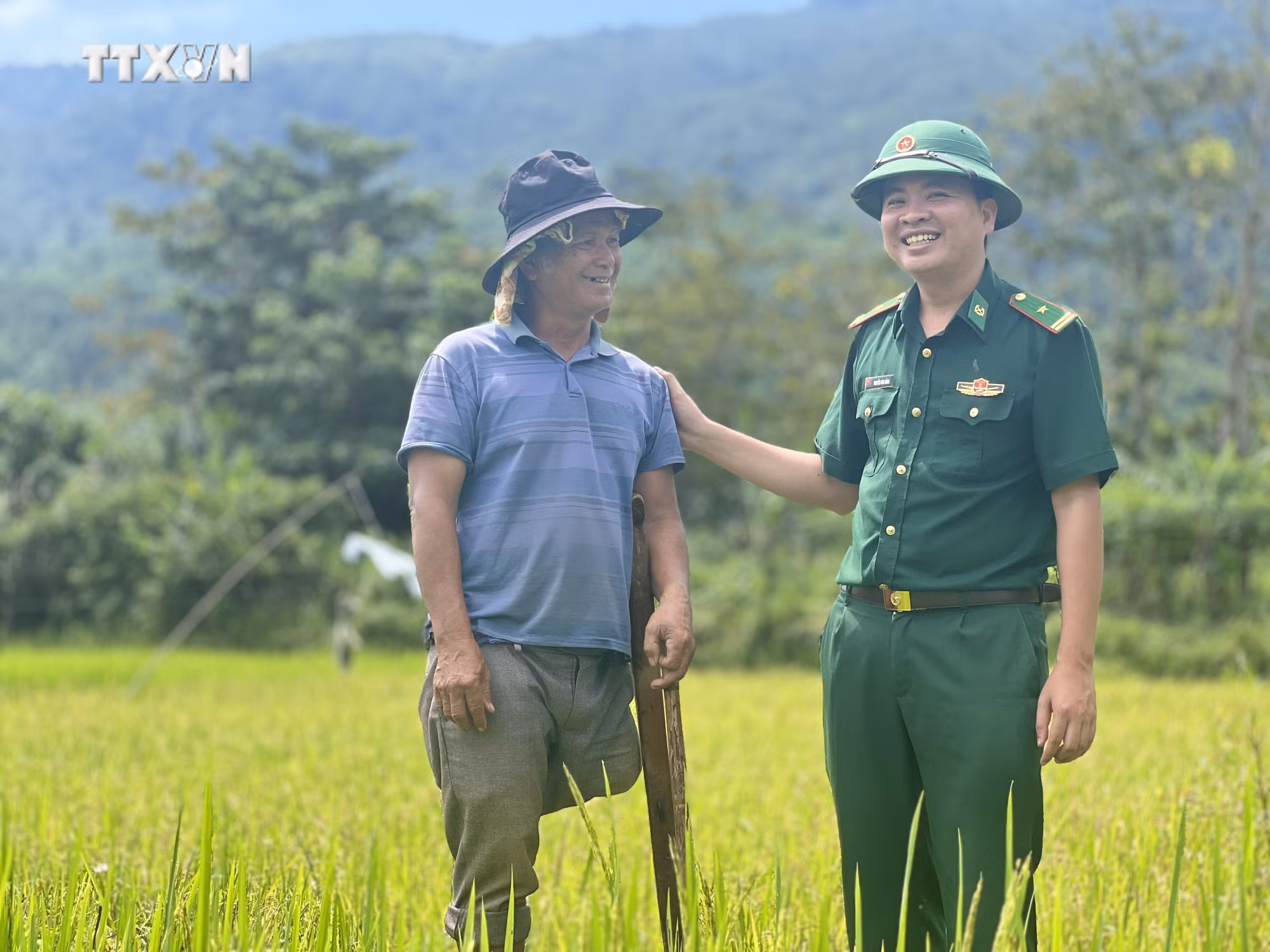 vna_potal_nguoi_linh_bien_phong_quang_tri_mang_mua_vang_no_am_den_dan_ban_7647715.jpg
