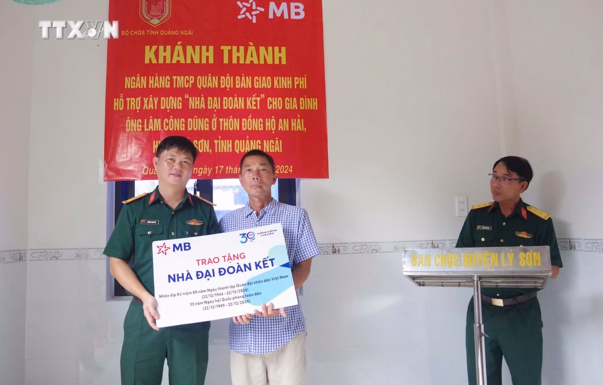 vna_potal_quang_ngai_no_luc_xoa_nha_tam_dot_nat_cho_ho_ngheo_can_ngheo_7651539.jpg