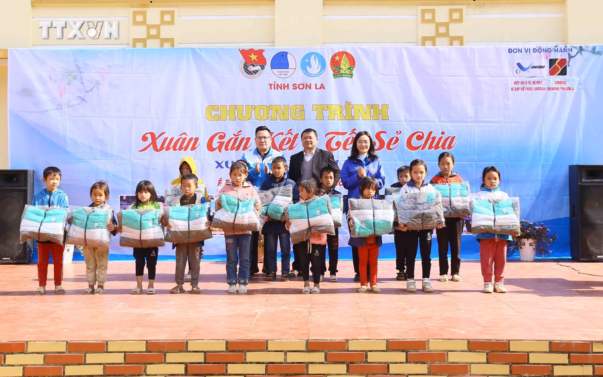vna_potal_son_la_to_chuc_chuong_trinh_“xuan_gan_ket_-_tet_se_chia”_nam_2024_7206822.jpg