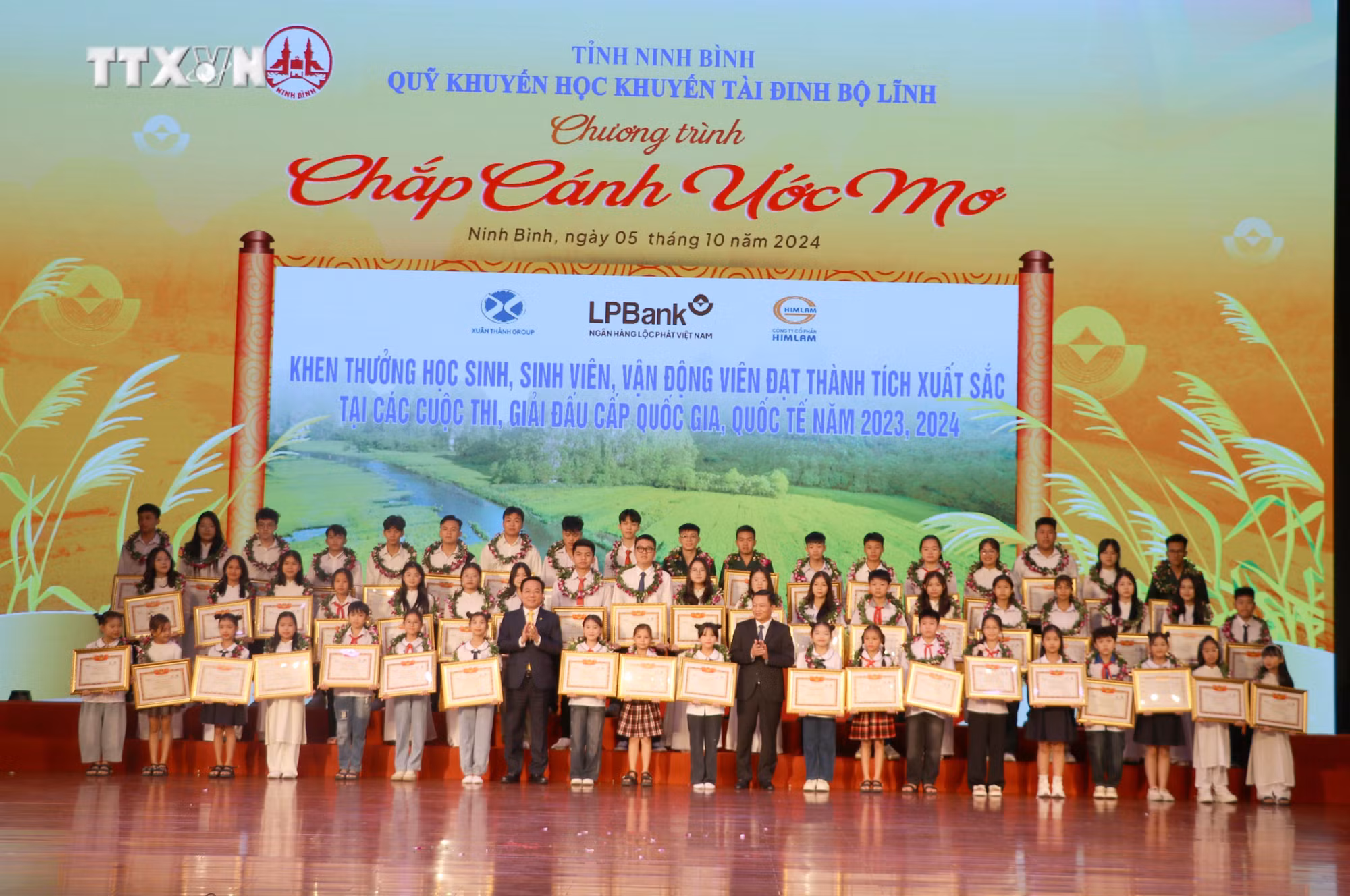 vna_potal_trao_thuong_gan_17_ty_dong_trong_chuong_trinh_“chap_canh_uoc_mo”_lan_thu_14_7635197 (1).jpg