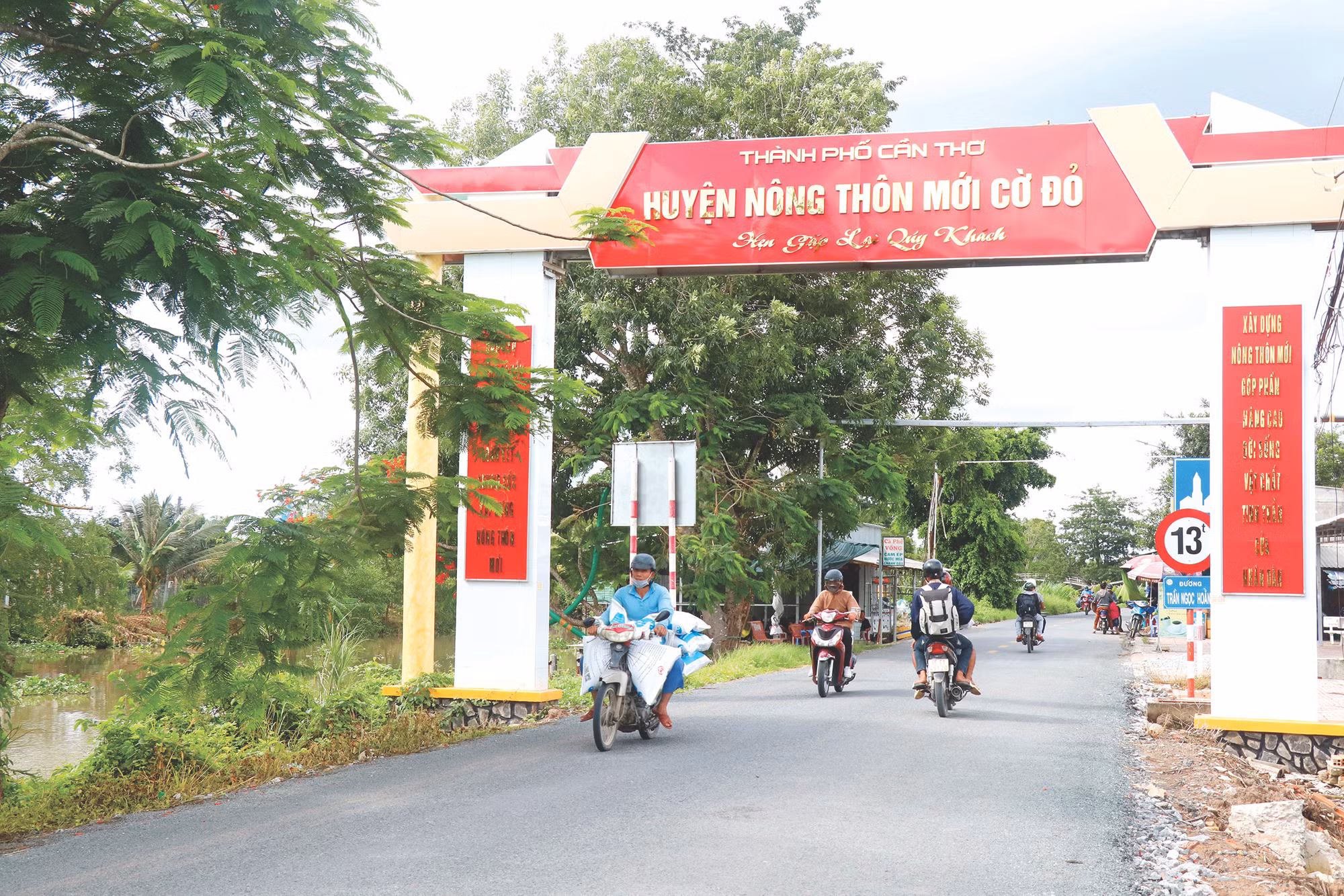 Bao anh dan toc va mien nui 17.JPG