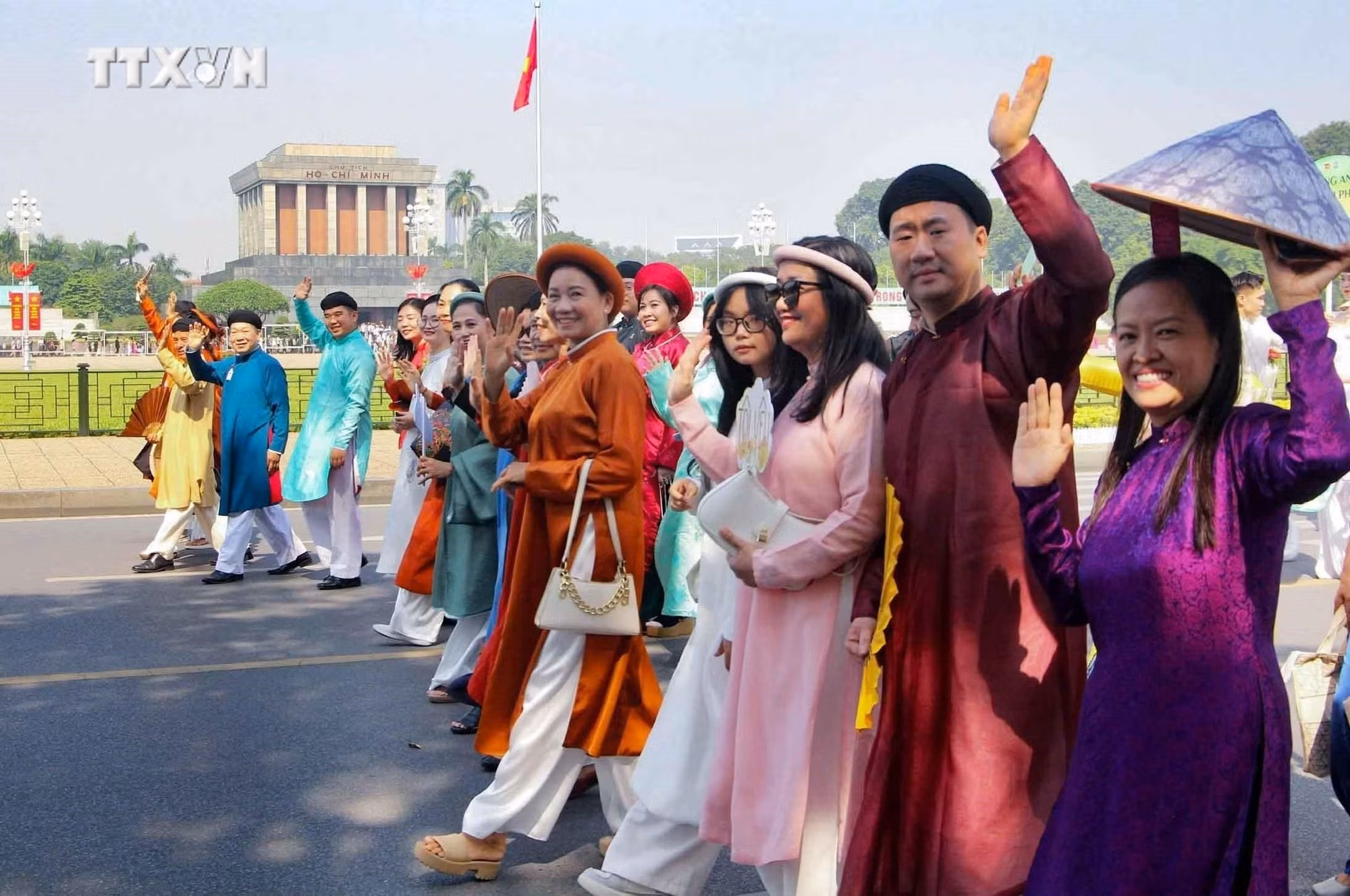vna_potal_carnaval_ao_dai_“phu_nu_thu_do_hoi_nhap_va_phat_trien”__7634691.jpg