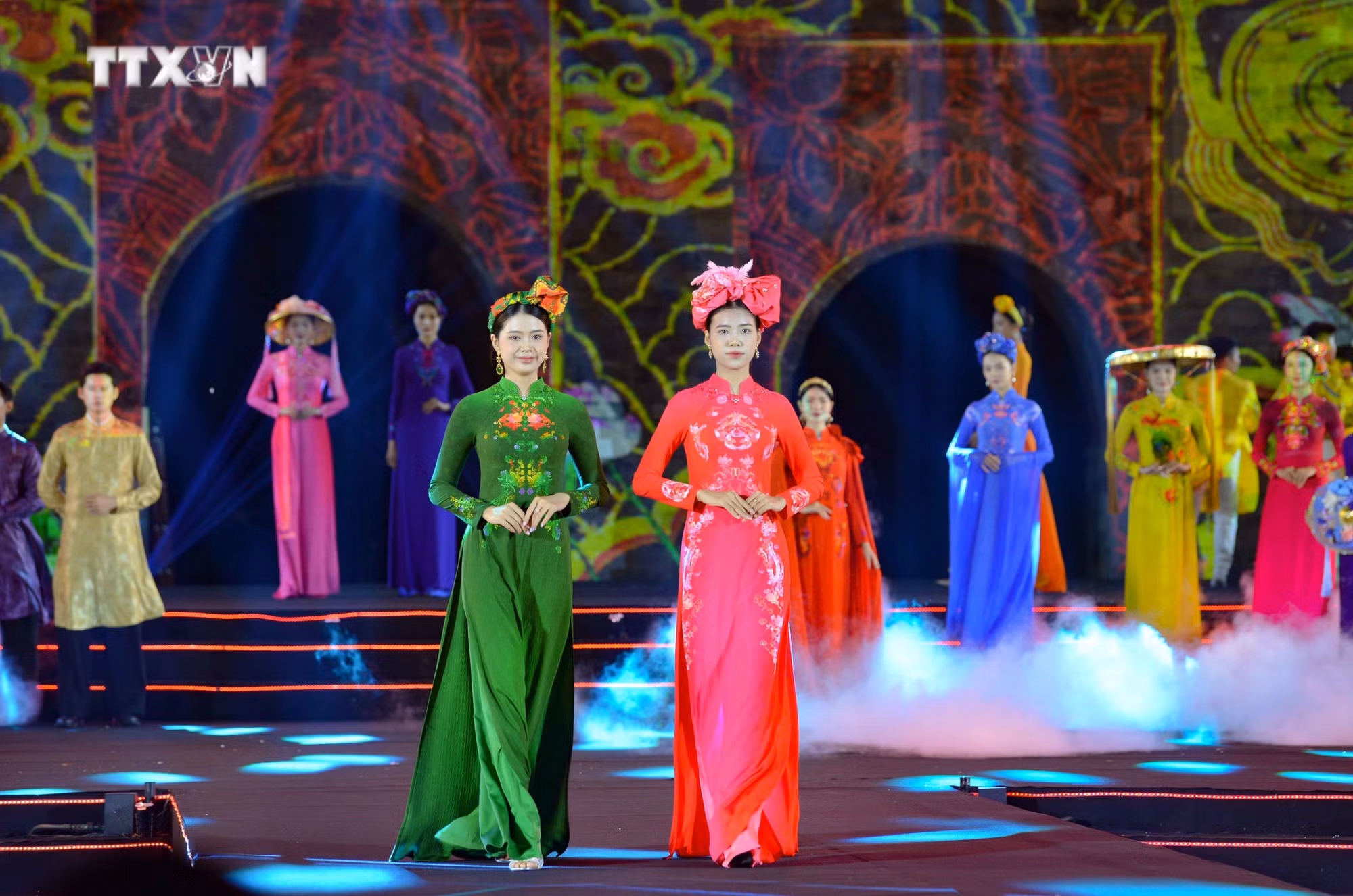 vna_potal_carnaval_ao_dai_“phu_nu_thu_do_hoi_nhap_va_phat_trien”__7634693.jpg