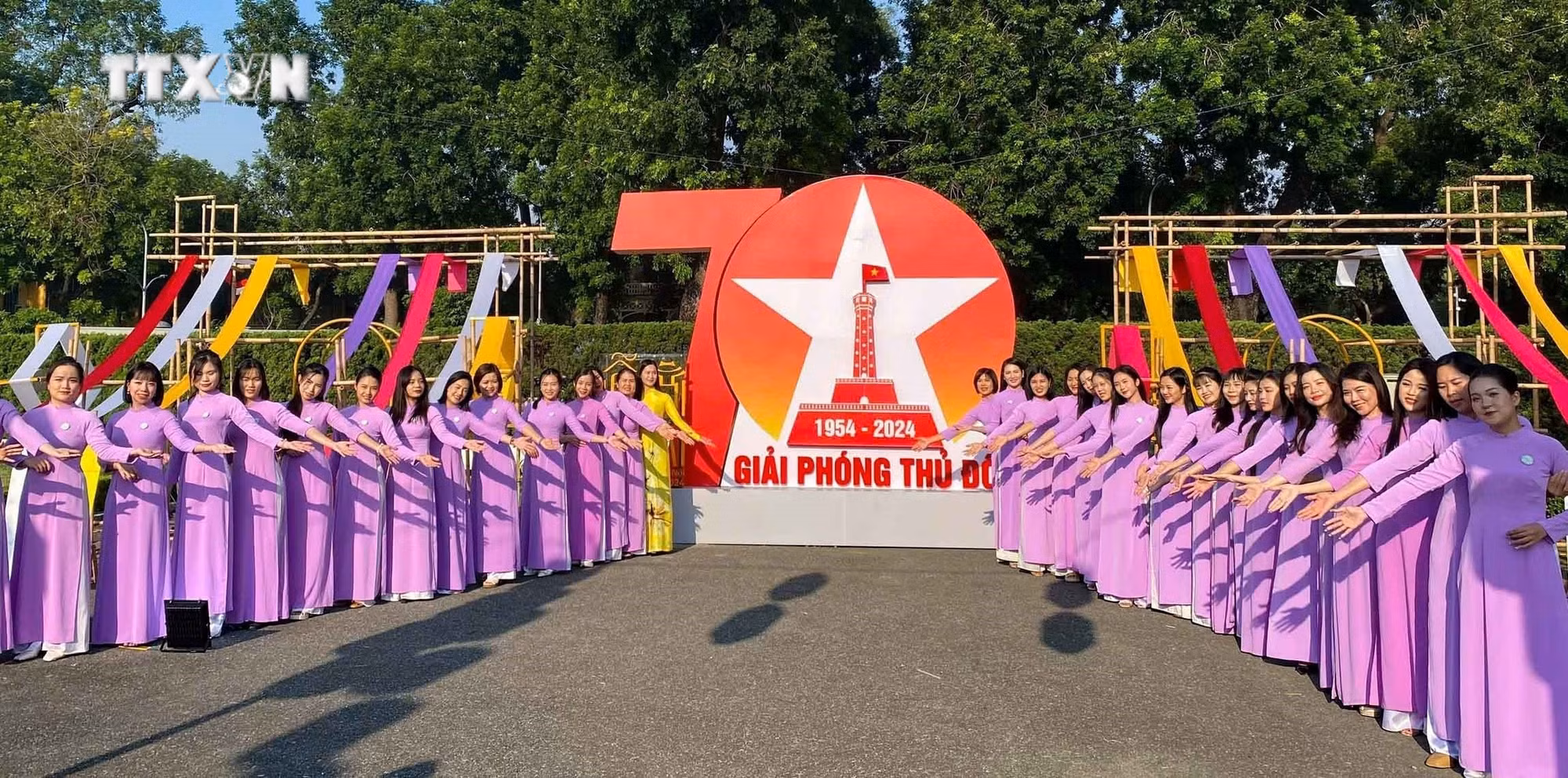 vna_potal_carnaval_ao_dai_“phu_nu_thu_do_hoi_nhap_va_phat_trien”__7634711.jpg