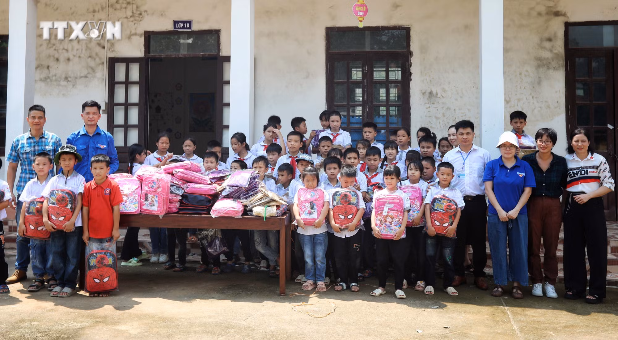 vna_potal_doan_co_quan_ttxvn_tang_do_dung_hoc_tap_giup_hoc_sinh_bac_giang_tiep_buoc_den_truong_7607026.jpeg