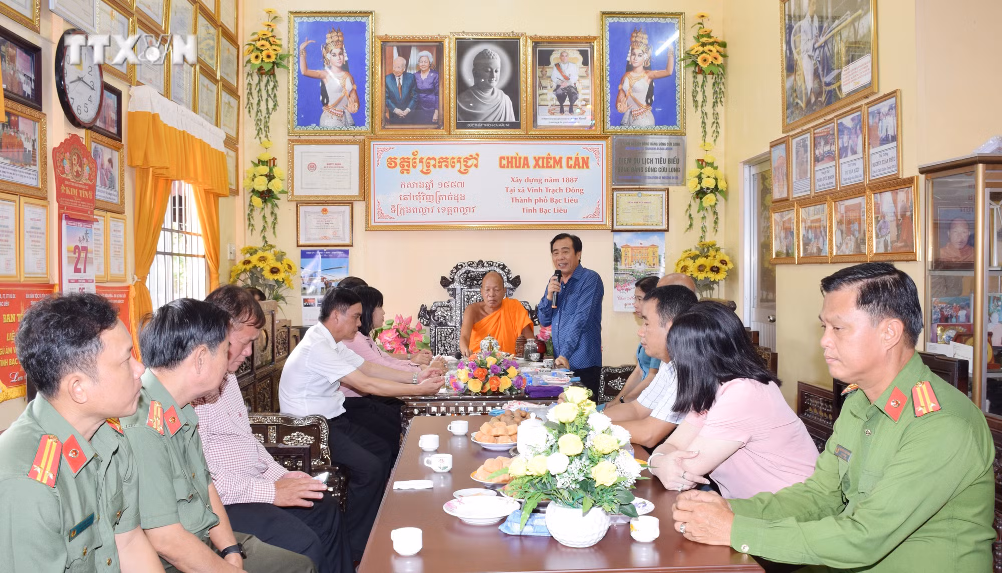 vna_potal_lanh_dao_tinh_bac_lieu_tham_chuc_mung_dong_bao_khmer_dip_le_sene_dolta_2024_7619825.jpg