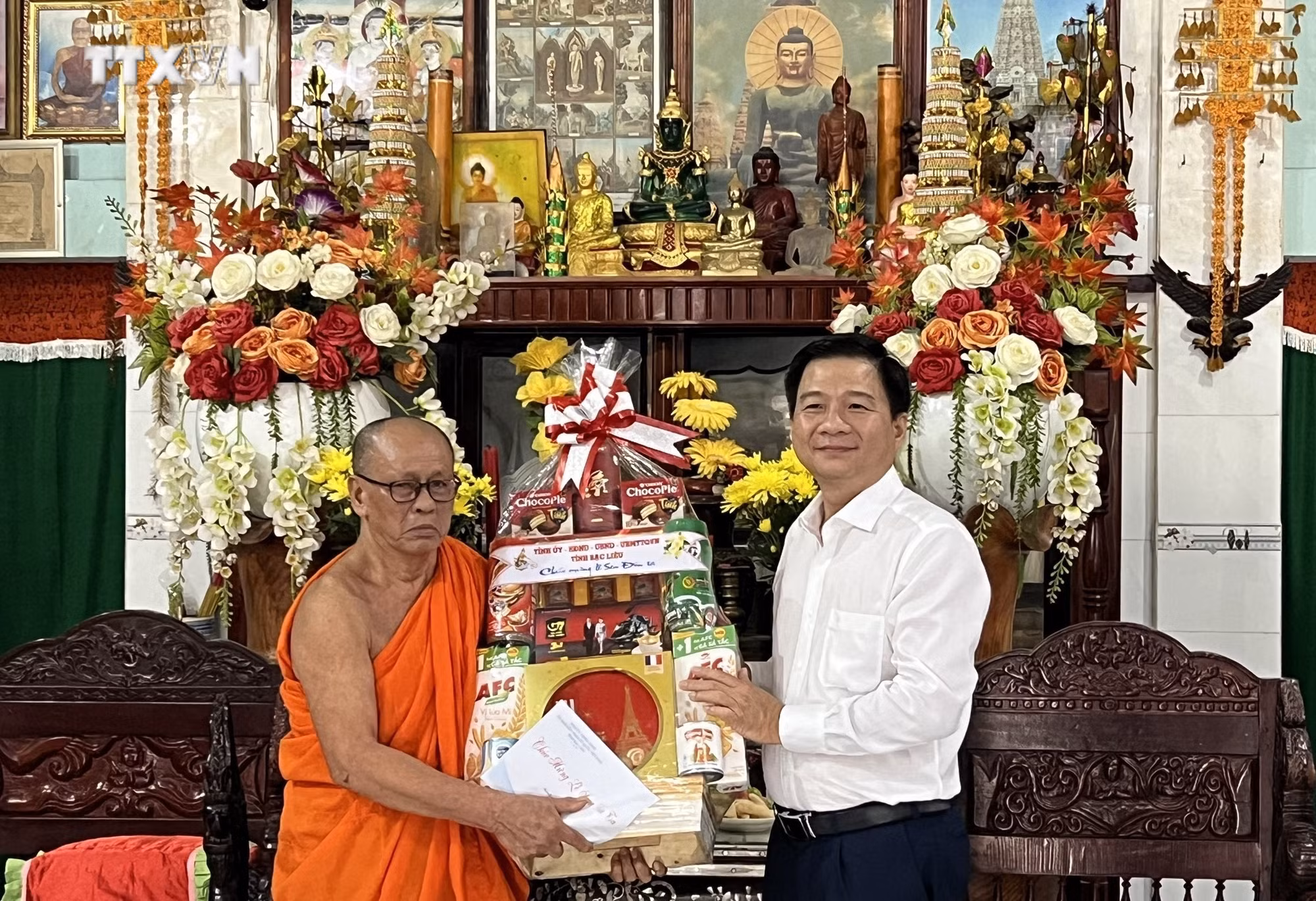 vna_potal_lanh_dao_tinh_bac_lieu_tham_chuc_mung_dong_bao_khmer_dip_le_sene_dolta_2024_7619824.jpg