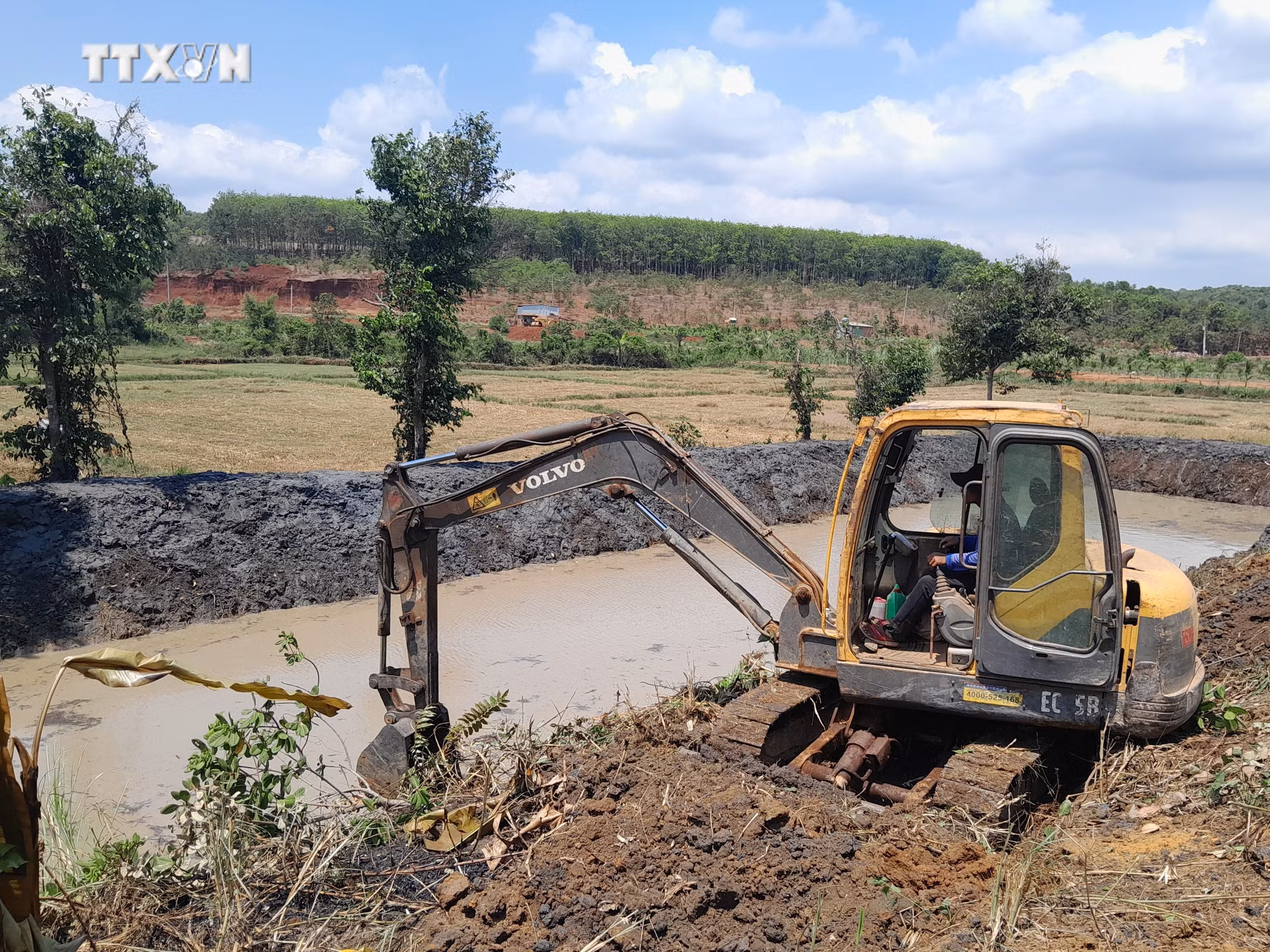 vna_potal_nguoi_dan_binh_phuoc_dao_ao_khoan_gieng_de_ung_pho_han_han_keo_dai_7335657.jpg