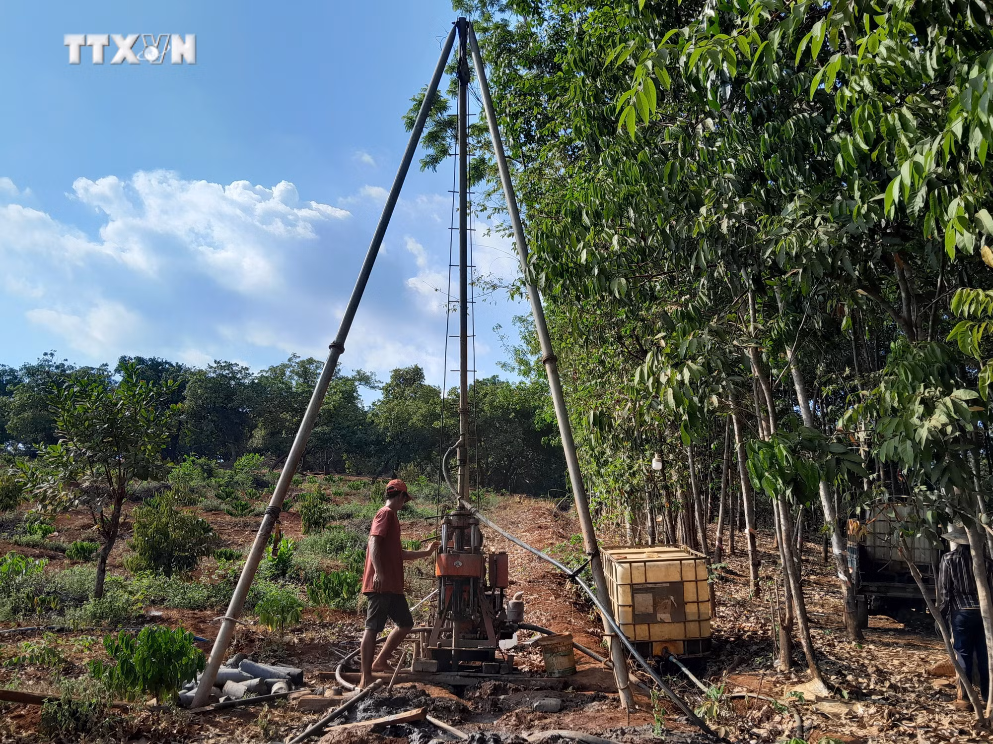 vna_potal_nguoi_dan_binh_phuoc_dao_ao_khoan_gieng_de_ung_pho_han_han_keo_dai_7335648.jpg