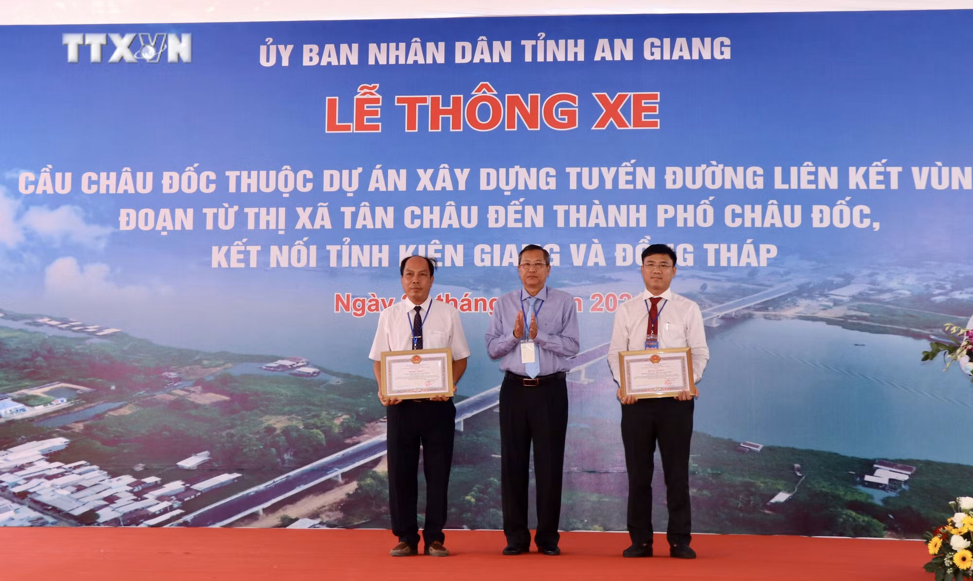 vna_potal_thong_xe_cau_chau_doc_bac_qua_song_hau_7336663.jpeg
