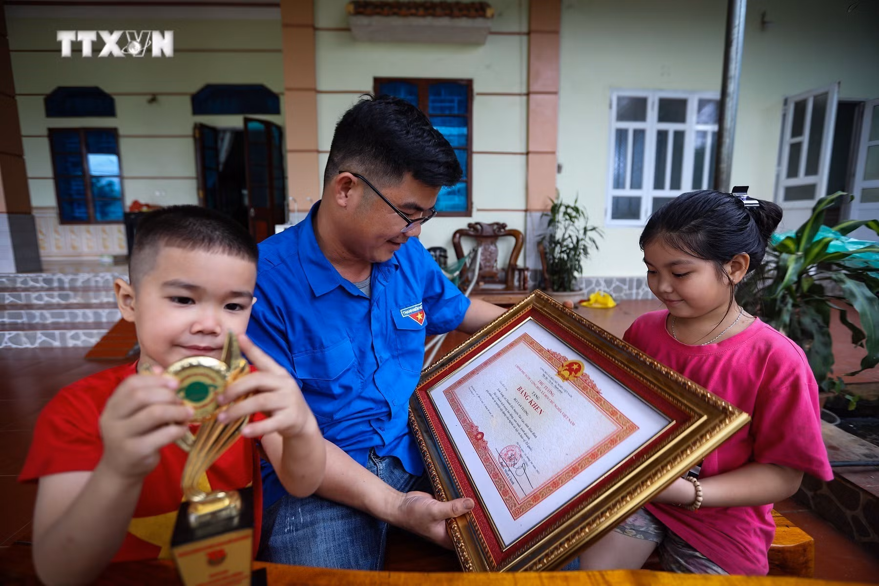 vna_potal_chang_trai_xu_muong_lam_giau_tren_manh_dat_que_huong_7335048.jpg
