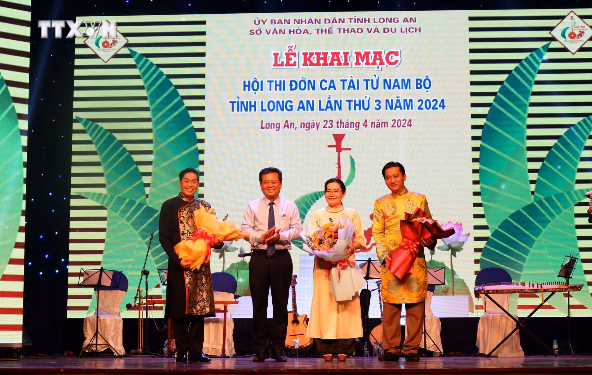 vna_potal_khai_mac_hoi_thi_don_ca_tai_tu_nam_bo_tinh_long_an_lan_thu_3__7338195.jpg