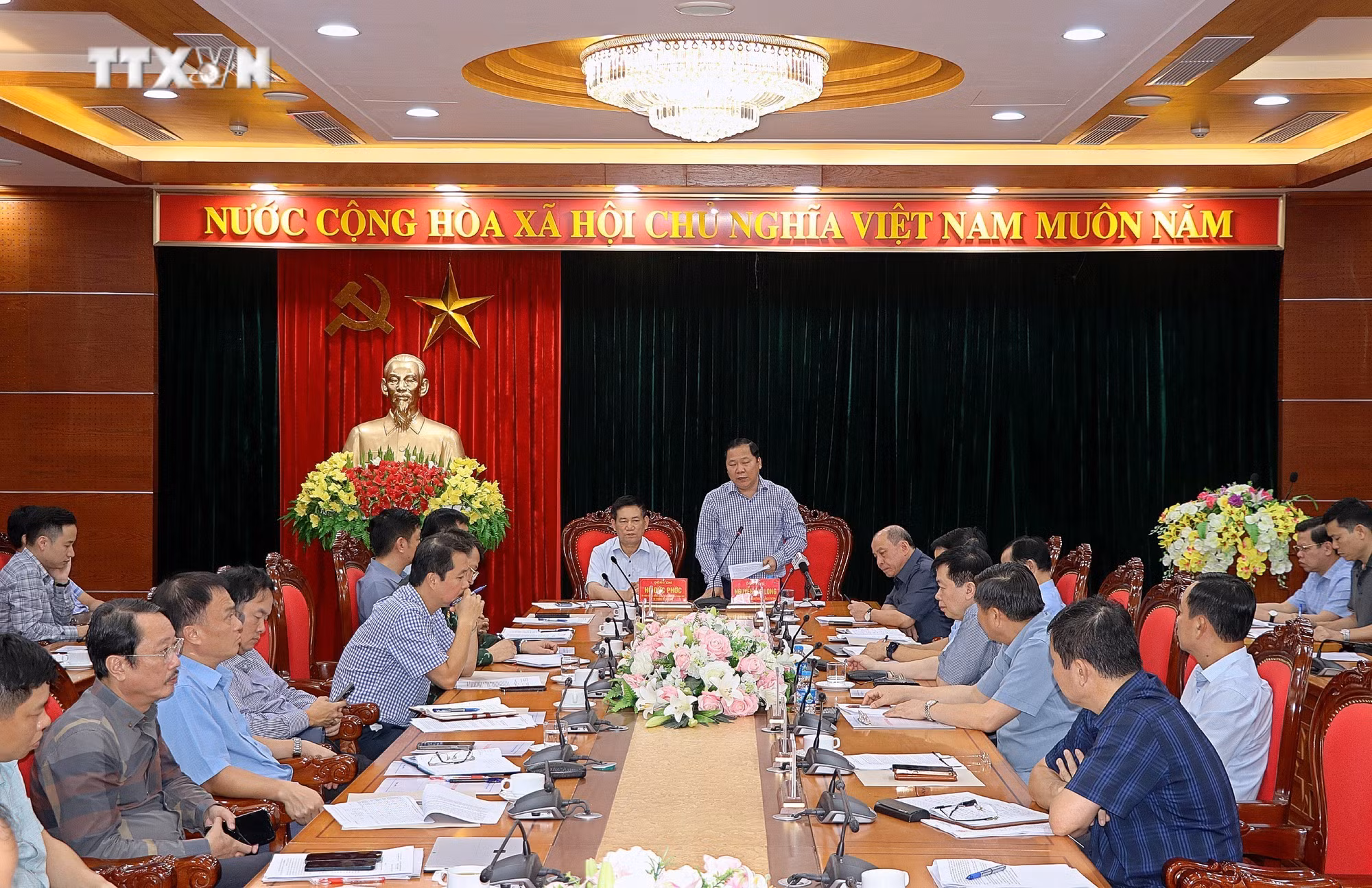 vna_potal_pho_thu_tuong_ho_duc_phoc_kiem_tra_khac_phuc_thiet_hai_bao_so_3_tai_hoa_binh__7581177.jpg
