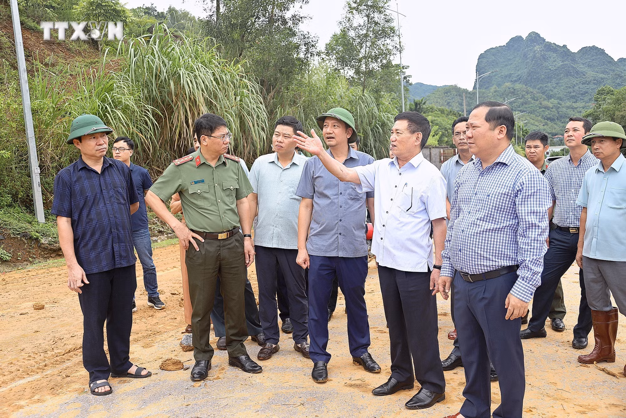 vna_potal_pho_thu_tuong_ho_duc_phoc_kiem_tra_khac_phuc_thiet_hai_bao_so_3_tai_hoa_binh__7581172.jpg