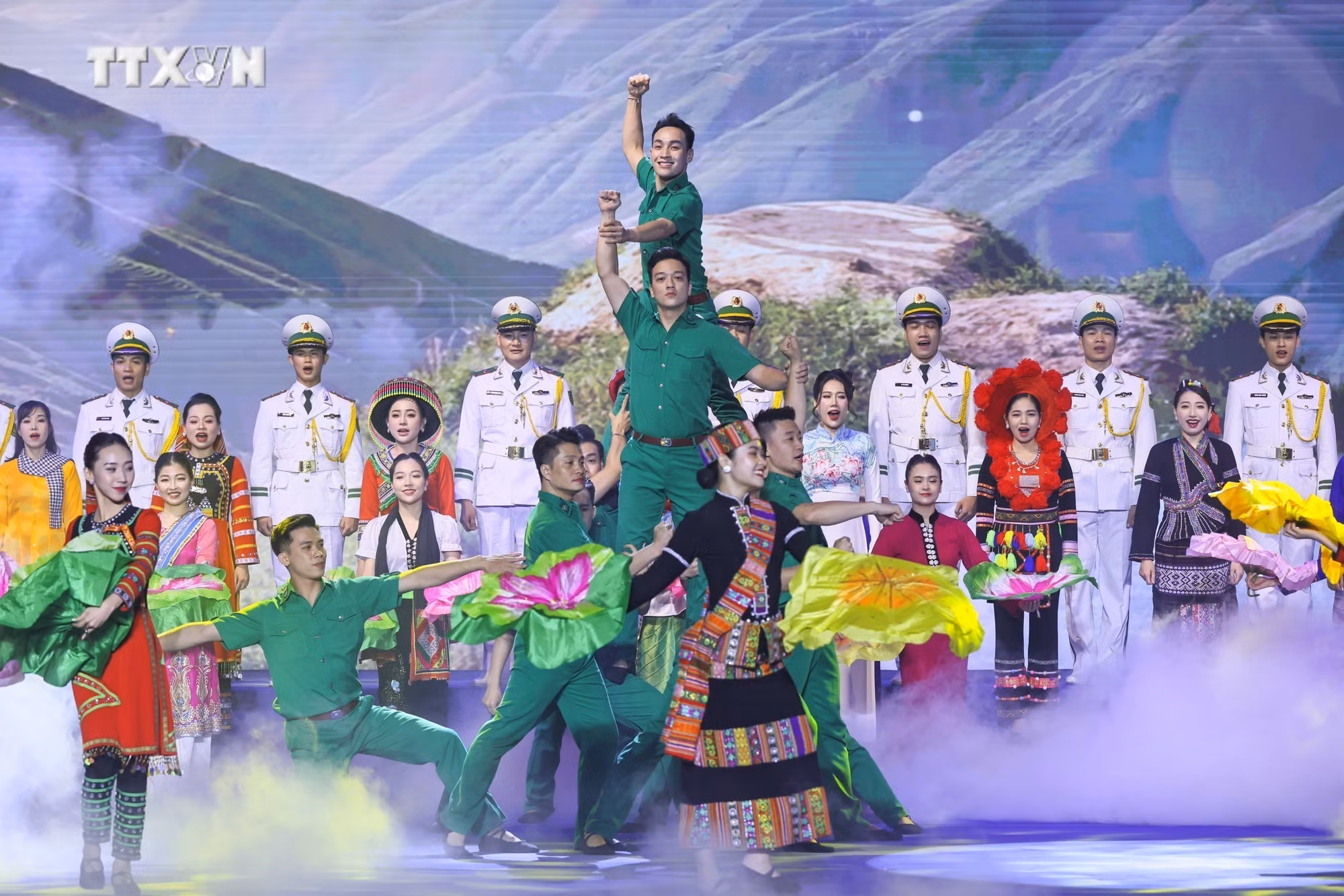 vna_potal_chuong_trinh_nghe_thuat_diem_tua_cua_ban_lang_7433829.jpg