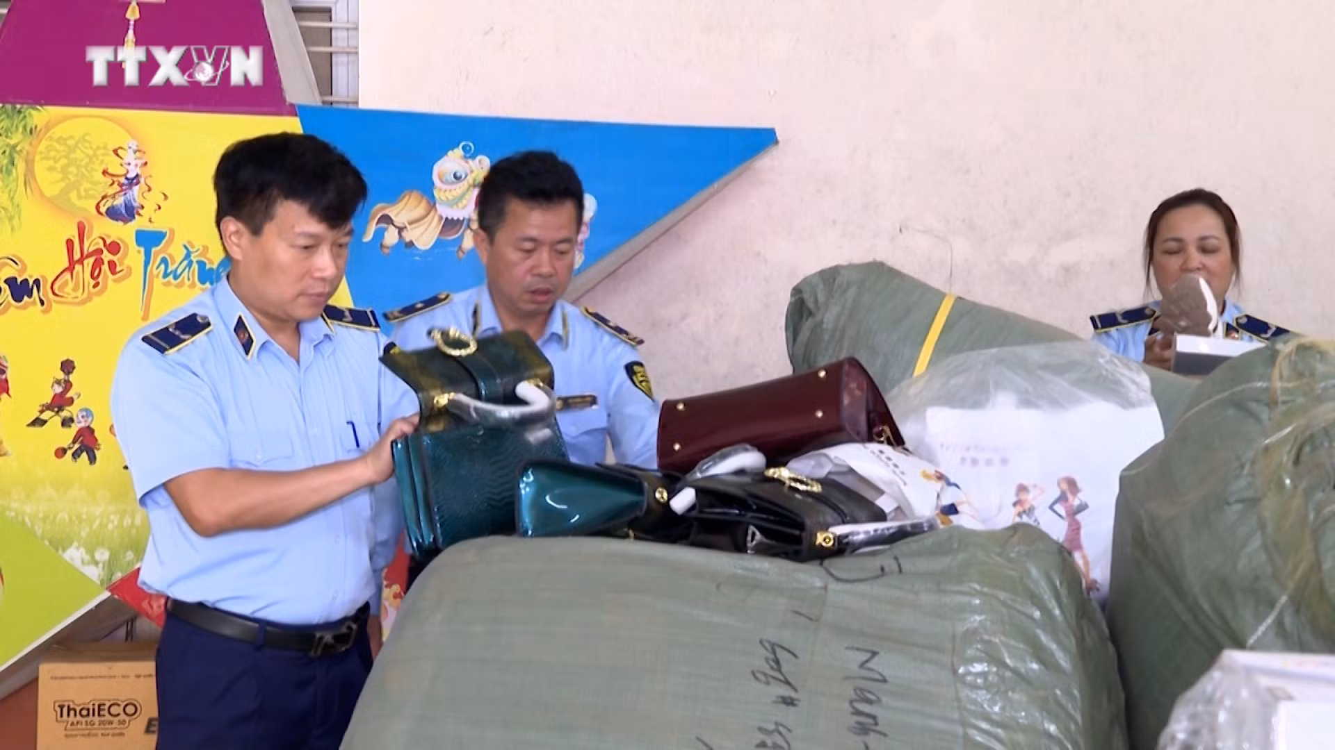 vna_potal_yen_bai_no_luc_day_lui_buon_lau_gian_lan_thuong_mai_va_hang_gia__7574592.jpg