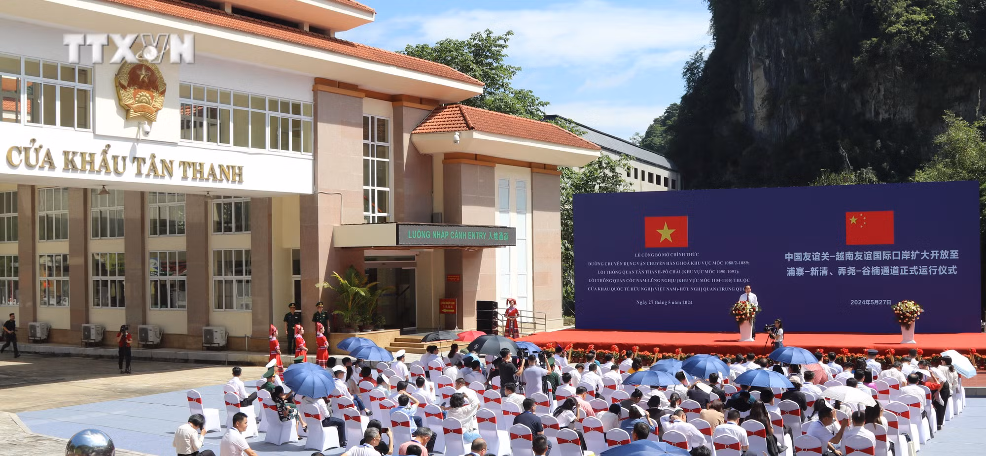 vna_potal_chinh_thuc_mo_cac_loi_thong_quan_duong_chuyen_dung_thuoc_cap_cua_khau_quoc_te_huu_nghi_viet_nam_–_huu_nghi_quan_trung_quoc_7397380.jpg