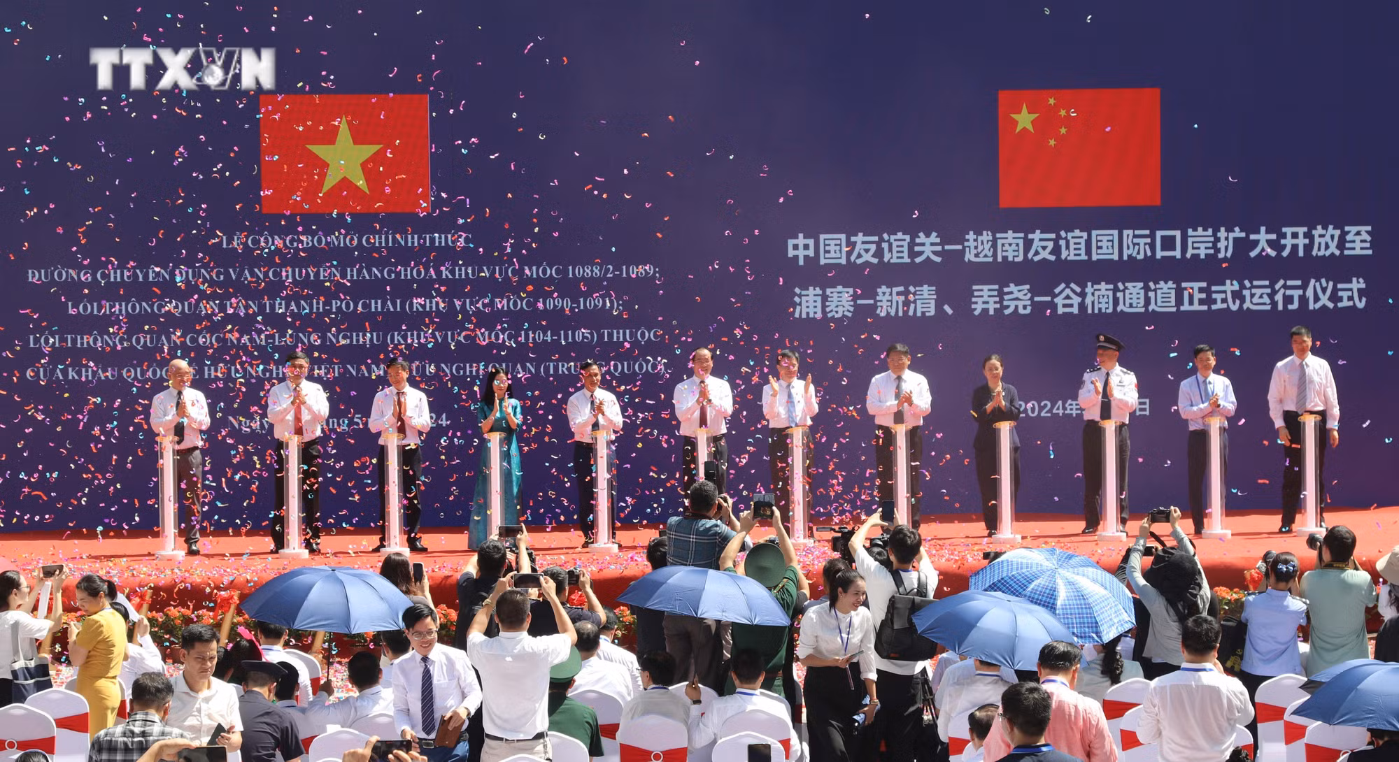 vna_potal_chinh_thuc_mo_cac_loi_thong_quan_duong_chuyen_dung_thuoc_cap_cua_khau_quoc_te_huu_nghi_viet_nam_–_huu_nghi_quan_trung_quoc_7397377.jpg