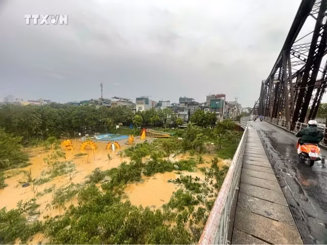 vna_potal_ha_noi_nguy_co_ngap_do_nuoc_song_hong_gan_sat_muc_bao_dong_1_7584172.jpg