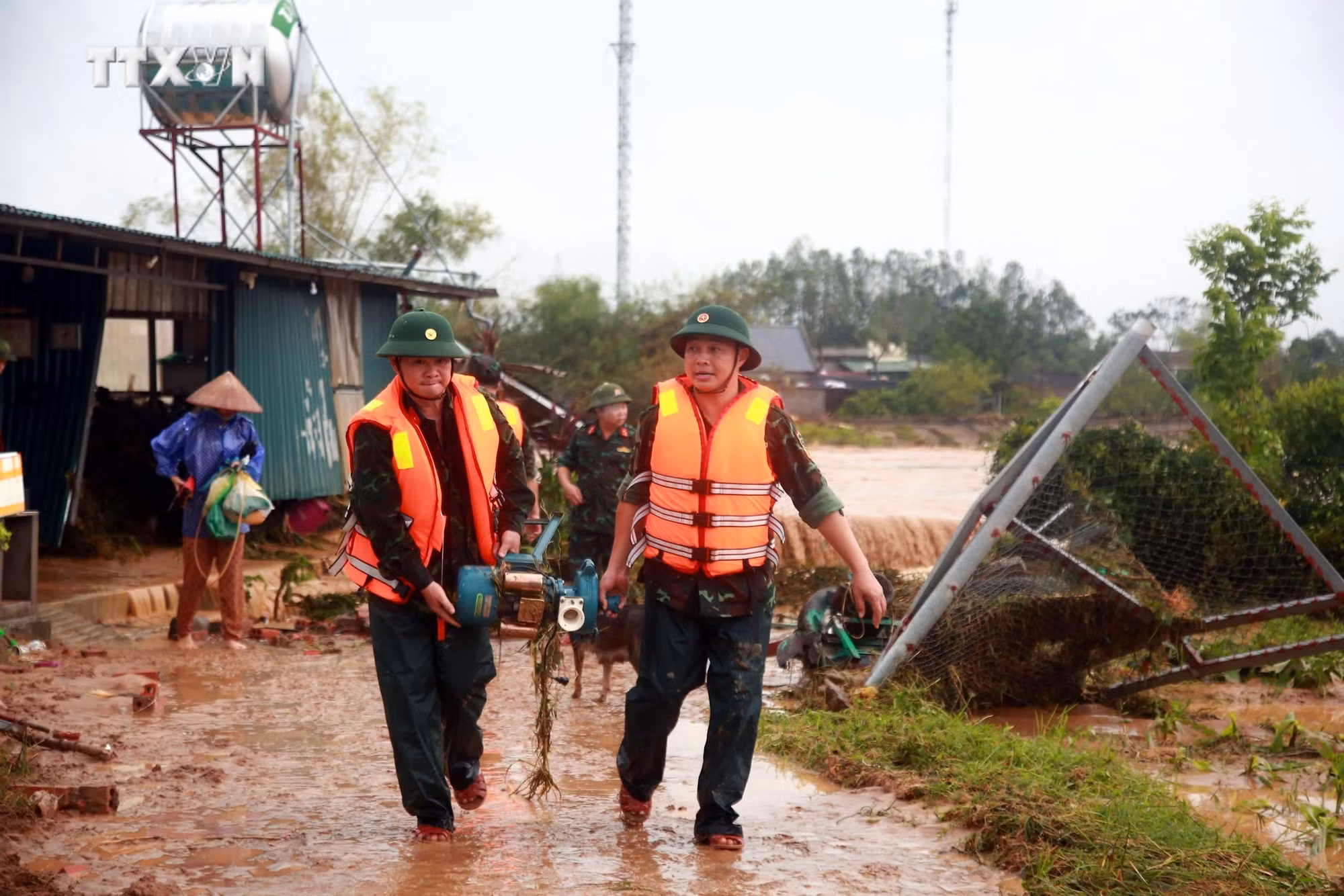 vna_potal_hang_tram_can_bo_chien_si_tham_gia_ung_cuu_su_co_tran_dap_ha_thanh_tinh_quang_ninh_7582558.jpg