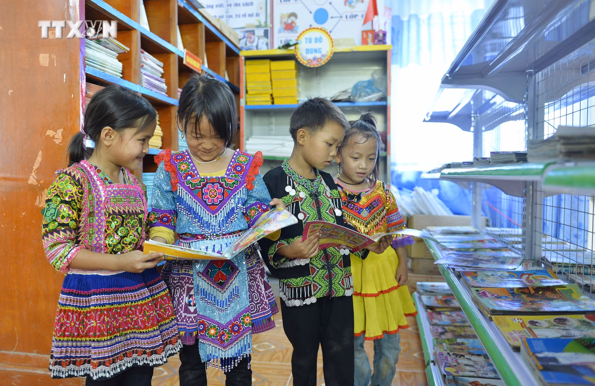 vna_potal_doan_vien_thanh_nien_thu_do_trao_tang_tu_sach_cho_cac_truong_thuoc_vung_sau_vung_xa_giap_bien_kho_khan_tai_tinh_ha_giang_6996089.jpg