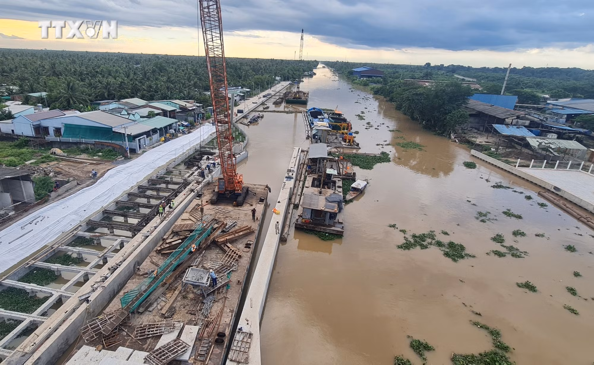 vna_potal_cong_ngan_man_nguyen_tan_thanh_tien_giang_bao_dam_tien_do_thi_cong_7529272.jpg