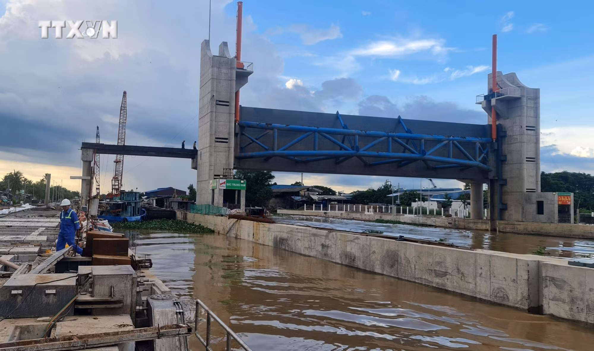 vna_potal_cong_ngan_man_nguyen_tan_thanh_tien_giang_bao_dam_tien_do_thi_cong_7529281.jpg