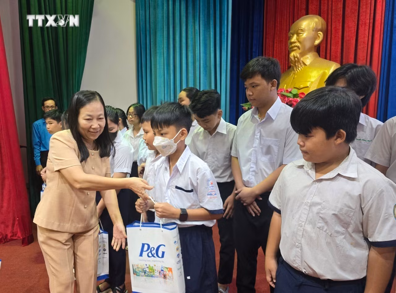 vna_potal_binh_duong_trao_hoc_bong_cho_150_hoc_sinh_mat_nguoi_than_vi_covid-19_7528345.jpg