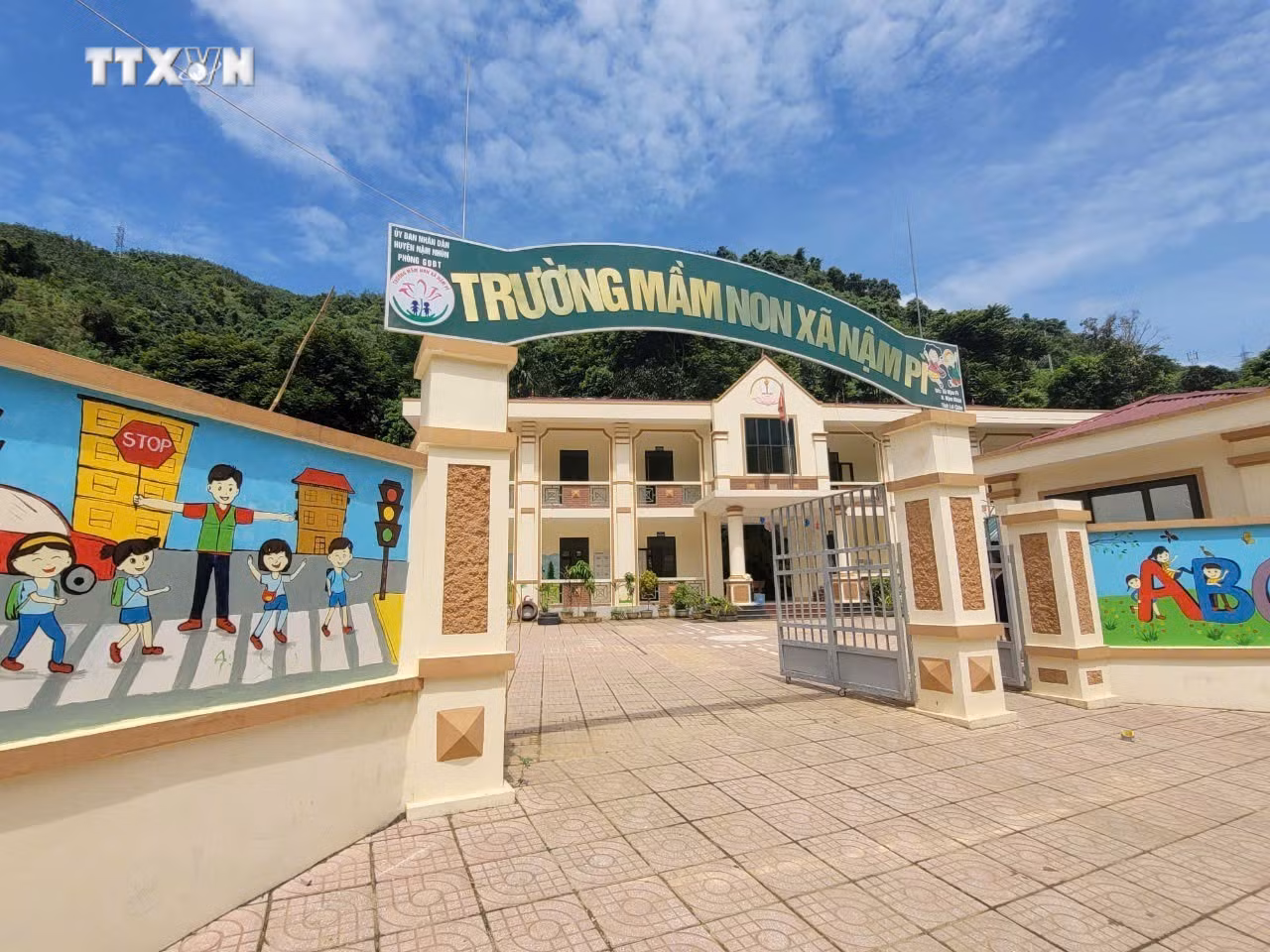 vna_potal_cac_truong_hoc_lai_chau_khoac_ao_moi_don_khai_giang_7558845.jpg