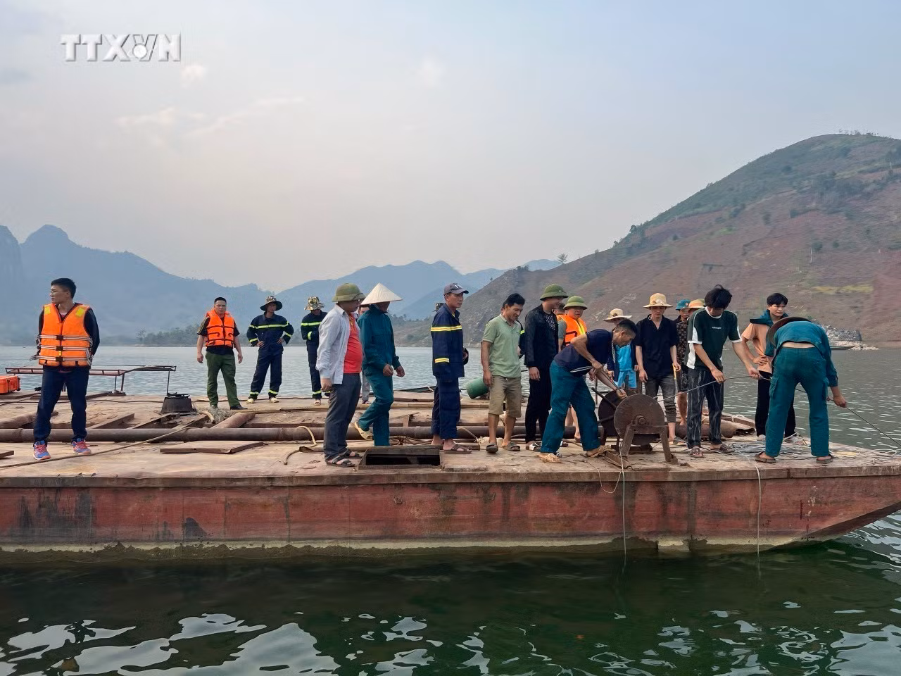 vna_potal_lai_chau_huy_dong_gan_400_nguoi_tim_kiem_cac_nan_nhan_mat_tich_trong_vu_lat_thuyen_o_sin_ho_7332114.jpg