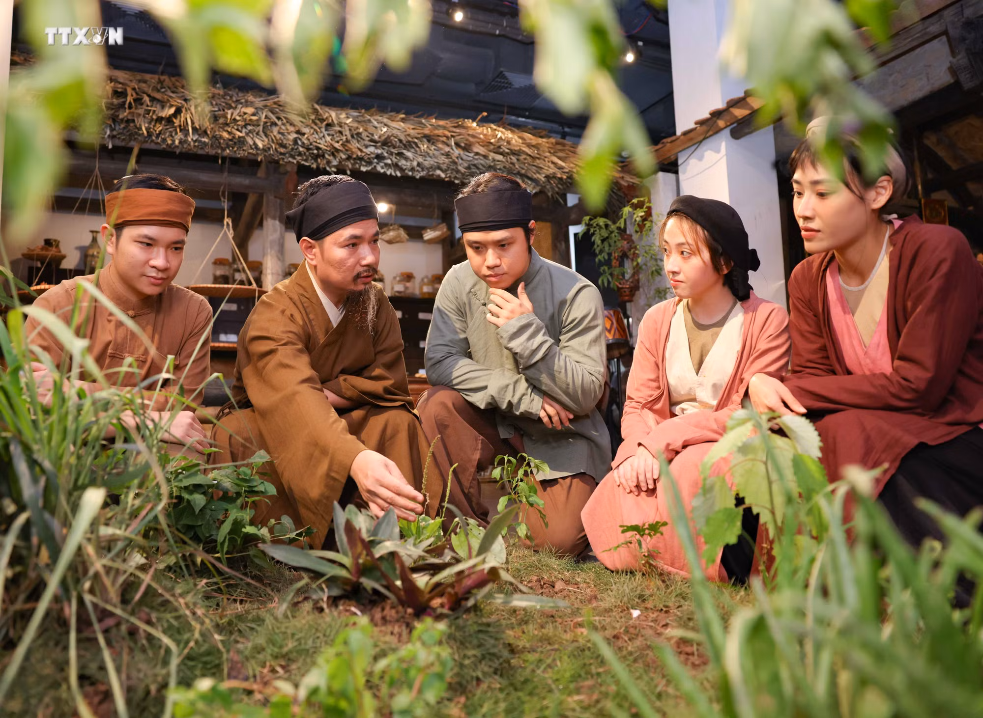 vna_potal_ton_vinh_nghe_thuoc_dong_y_co_truyen_trong_khu_pho_co_ha_noi_7331429.jpg
