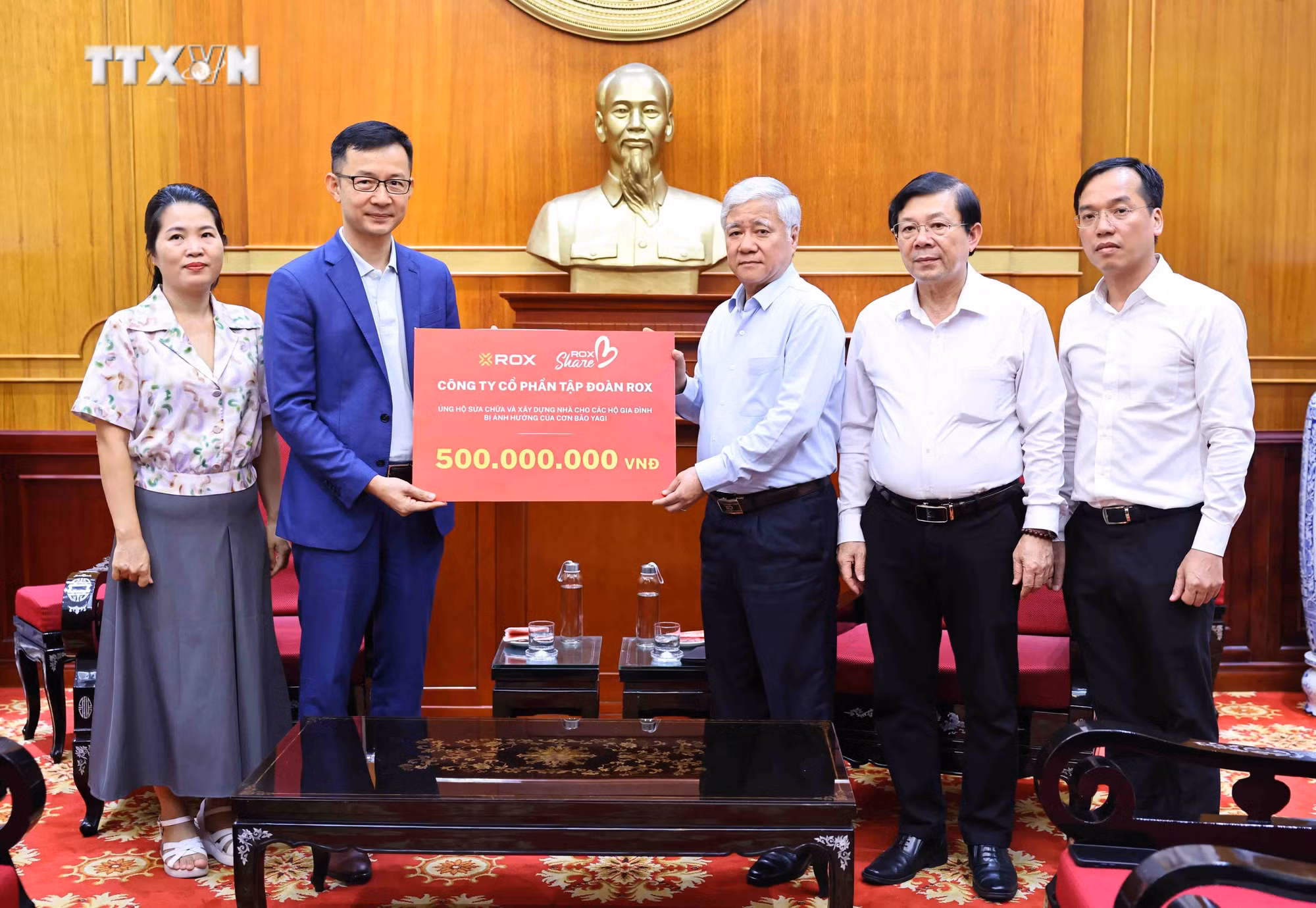 vna_potal_uy_ban_trung_uong_mat_tran_to_quoc_viet_nam_tiep_tuc_nhan_cac_don_vi_ung_ho_dong_bao_bi_lu_lut_7593971.jpg