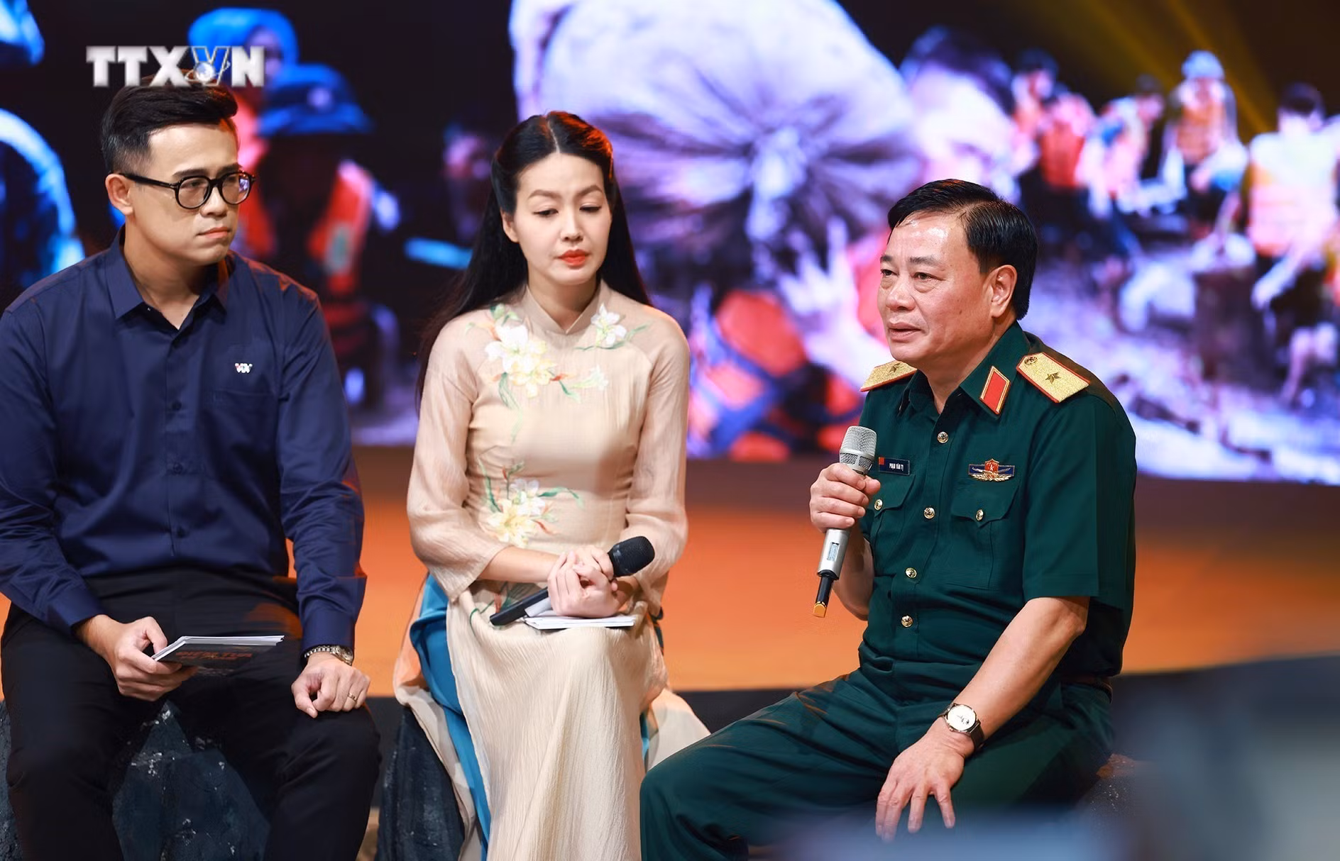 vna_potal_thu_tuong_pham_minh_chinh_du_chuong_trinh_diem_tua_viet_nam_7597498.jpg