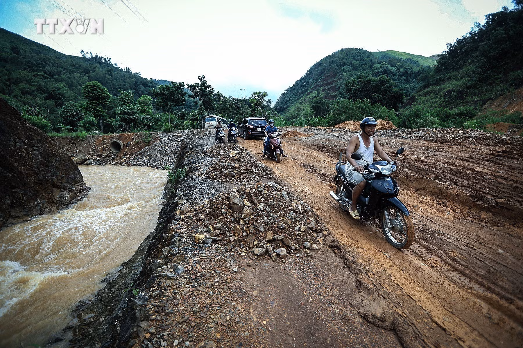 vna_potal_sat_lo_nghiem_trong_tai_nhieu_vi_tri_tren_tuyen_duong_tinh_433_tai_hoa_binh_7593727.jpg