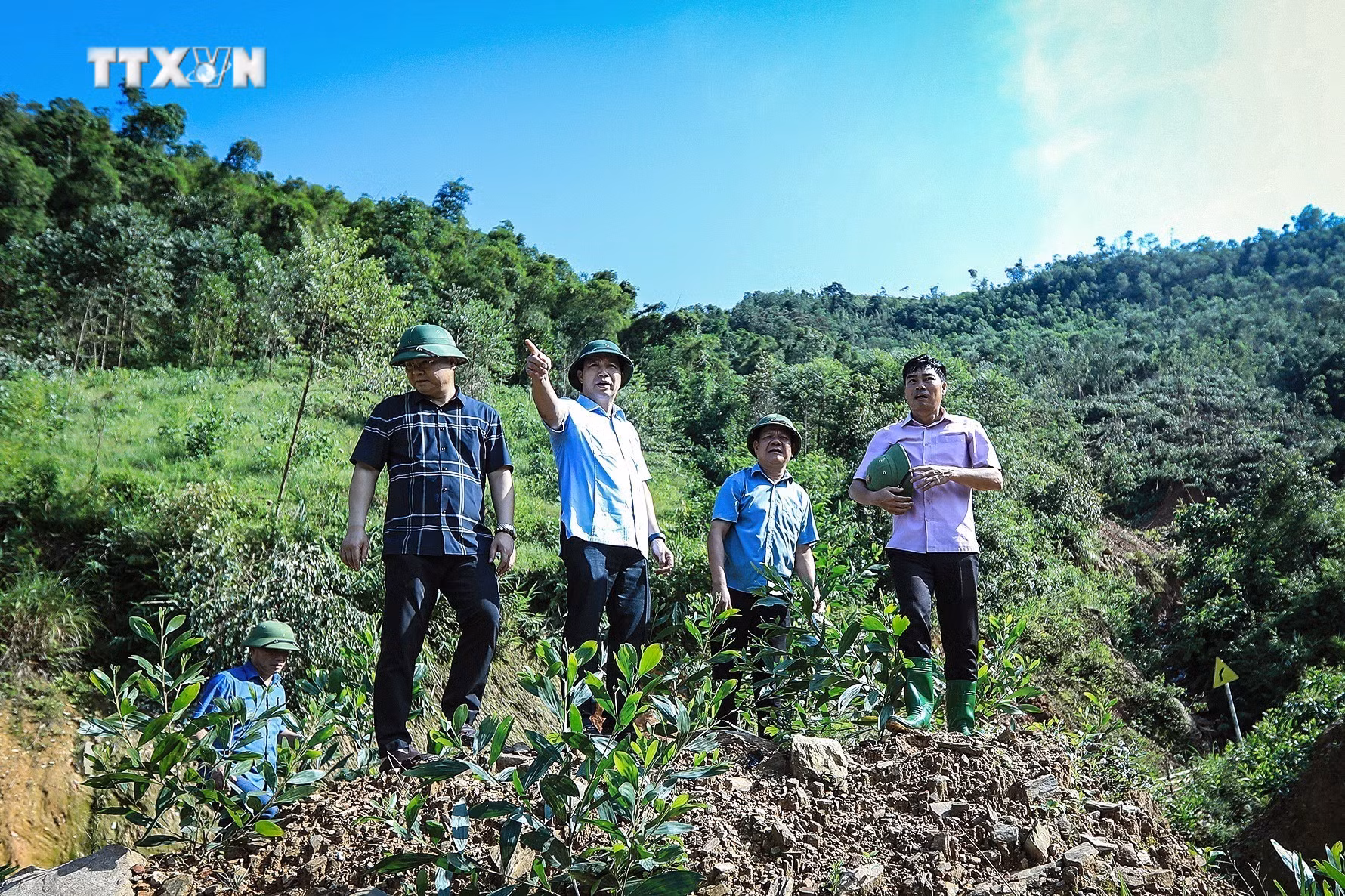 vna_potal_hoa_binh_kiem_tra_tinh_hinh_sat_lo_dat_tai_da_bac_7599057.jpg