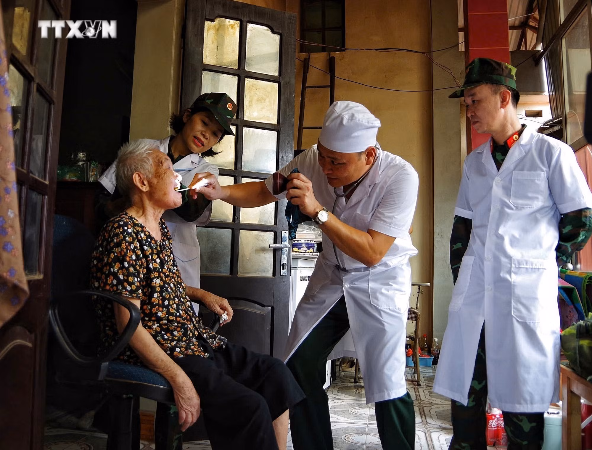 vna_potal_bac_giang_khan_truong_giup_dan_on_dinh_cuoc_song_sau_bao_lu_7592426.jpeg