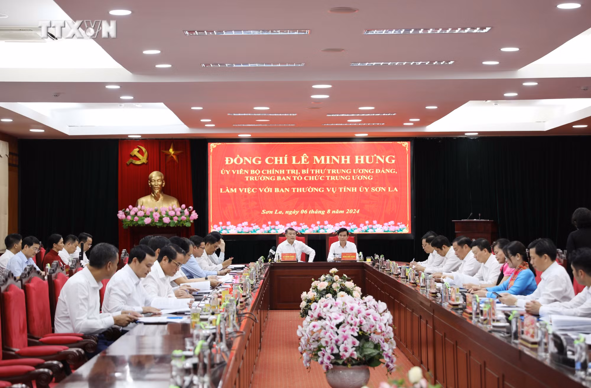 vna_potal_truong_ban_to_chuc_trung_uong_le_minh_hung_lam_viec_tai_son_la_7524208.jpg