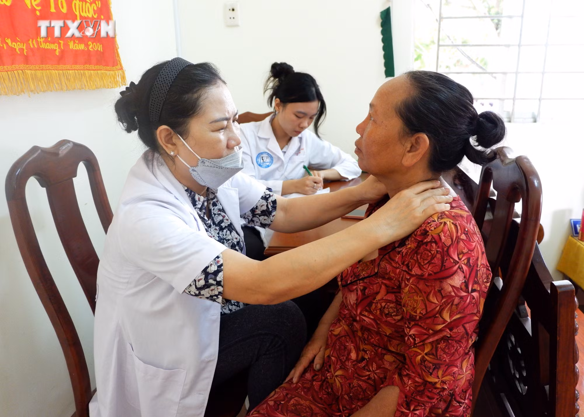 vna_potal_kham_benh_phat_thuoc_tang_qua_cho_500_nguoi_dan_bien_gioi_long_an_7492690.jpg