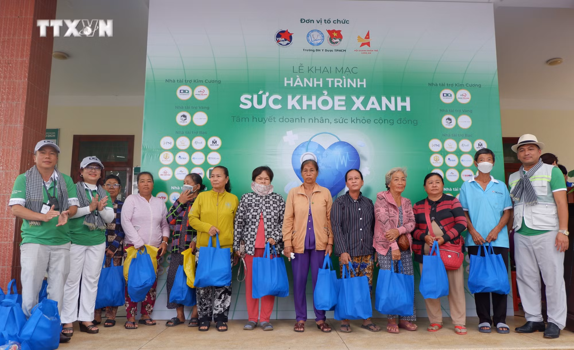 vna_potal_kham_benh_phat_thuoc_tang_qua_cho_500_nguoi_dan_bien_gioi_long_an_7492691.jpg
