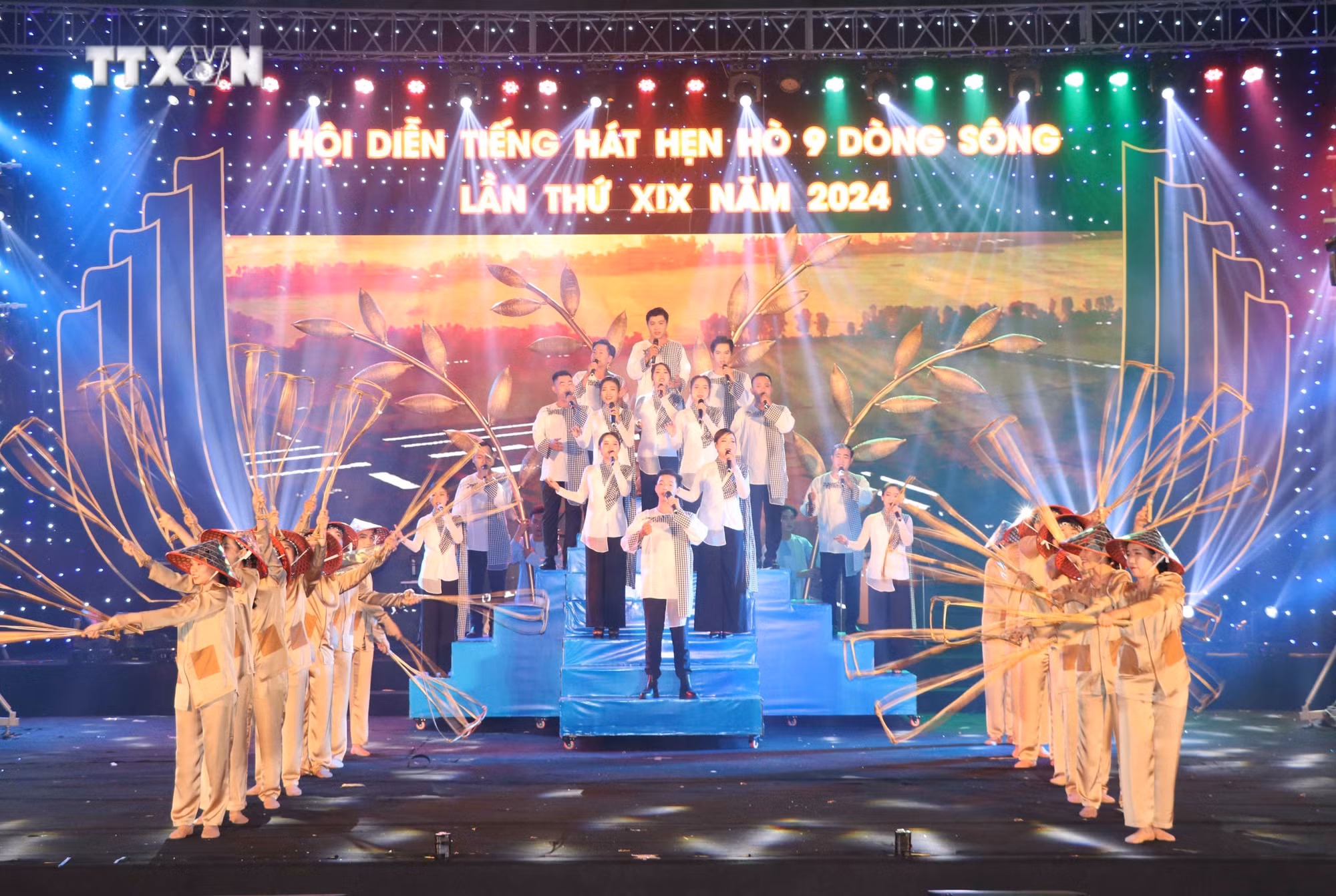 vna_potal_be_mac_hoi_dien_tieng_hat_hen_ho_9_dong_song_lan_xix_7530828.jpg