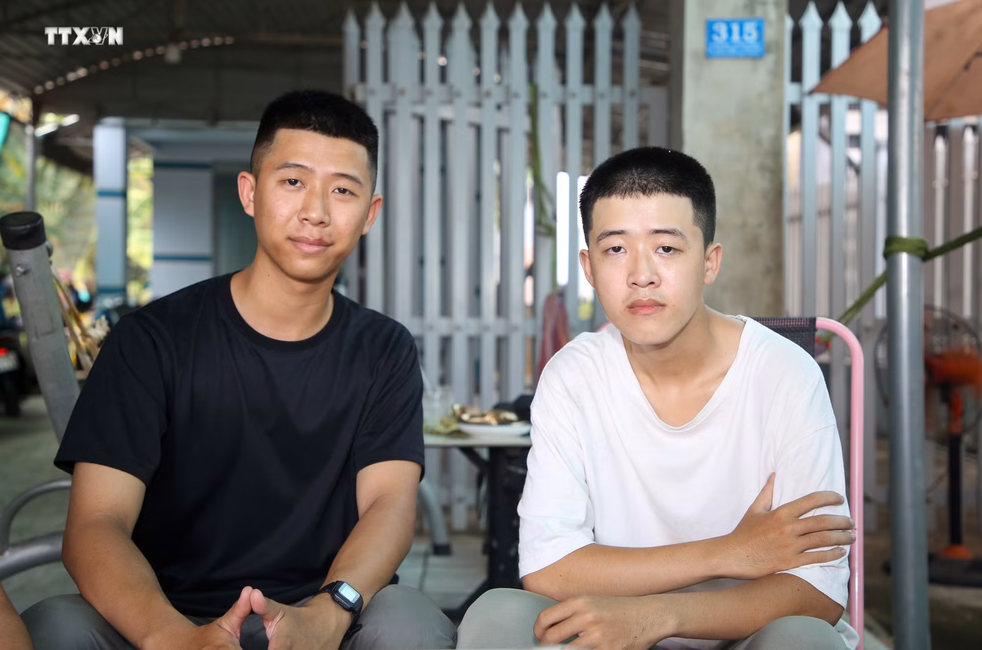 vna_potal_tay_ninh_thu_vi_chuyen_tinh_nguyen_nhap_ngu_cua_anh_em_song_sinh_va_nu_cu_nhan_dai_hoc__7241516.jpg