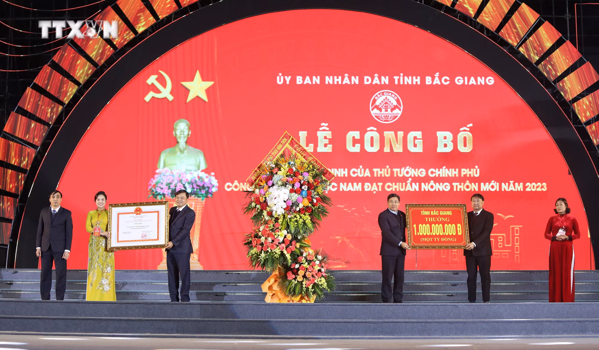 vna_potal_le_cong_bo_huyen_mien_nui_dau_tien_cua_bac_giang_dat_chuan_nong_thon_moi_7202626.jpeg
