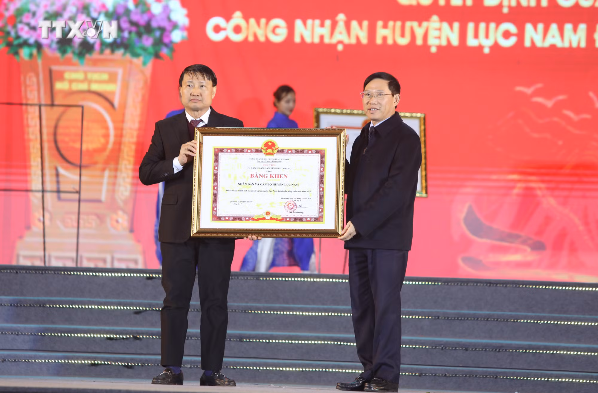 vna_potal_le_cong_bo_huyen_mien_nui_dau_tien_cua_bac_giang_dat_chuan_nong_thon_moi_7202628.jpeg