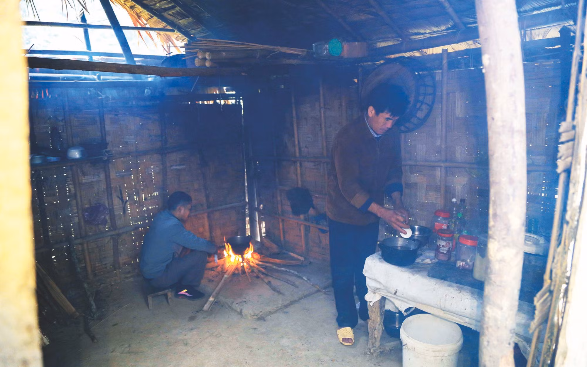 6. Sau giờ lên lớp, các giáo viên cắm bản ở Huồi Máy lại phải tự lo nấu ăn và các sinh hoạt cá nhân khác. (1).JPG