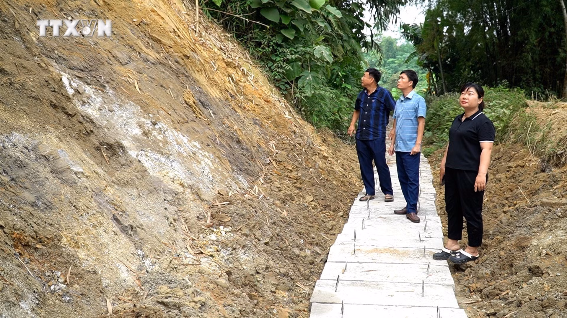 vna_potal_yen_bai_no_luc_khoi_phuc_he_thong_thuy_loi_vung_ron_lu_7678558.jpg
