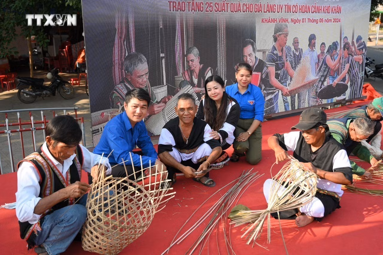 vna_potal_thanh_nien_mien_nui_khanh_hoa_ton_vinh_quang_ba_dac_san_van_hoa_truyen_thong_dia_phuong_7366293.jpg